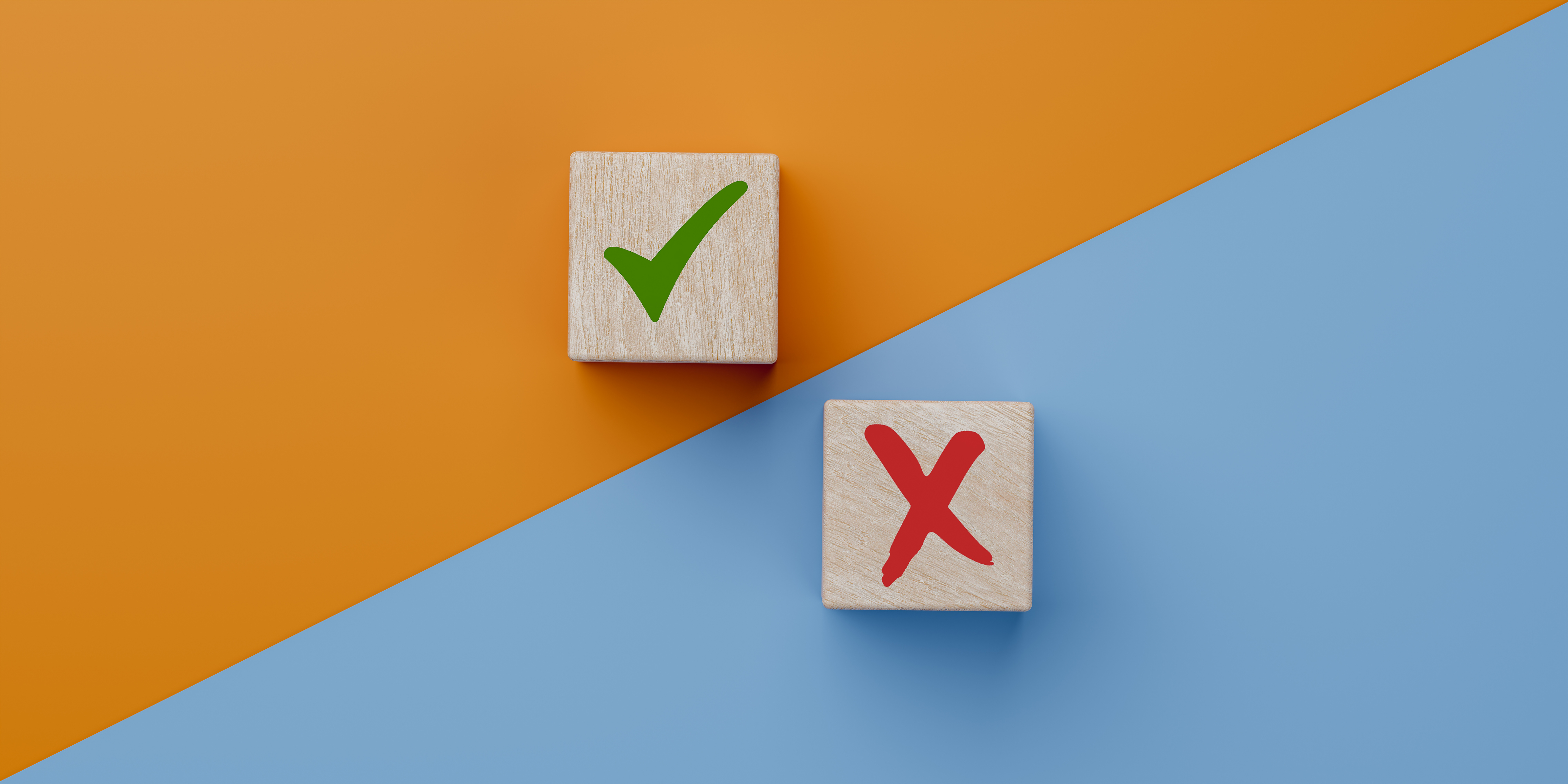 Marca verde y cruz roja sobre fondos de diferentes colores. Concepto de toma de decisiones positivas o negativas o elección de aprobación o rechazo. Elige la marca de verificación y el símbolo del signo X en el cubo de madera - Foto de stock de Dar feedback libre de derechos